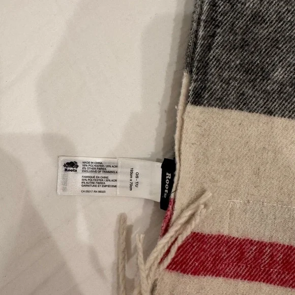 Roots of Canada Large Winter Scarf Wrap - Picture 3 of 4